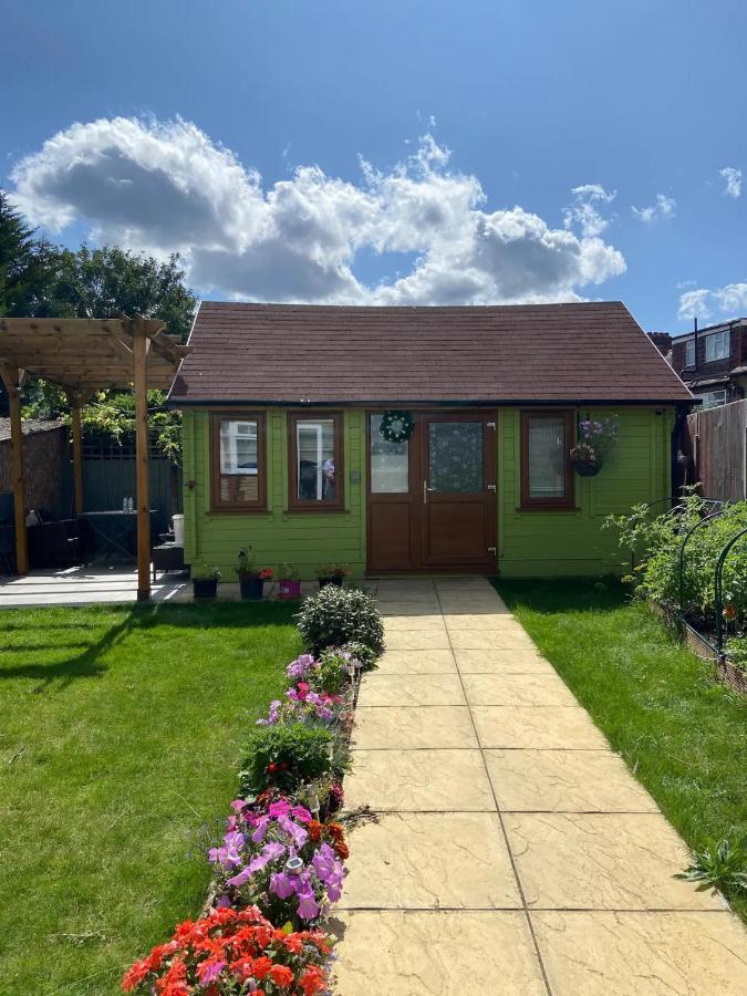Charming Private Guest House Enfield Exterior photo