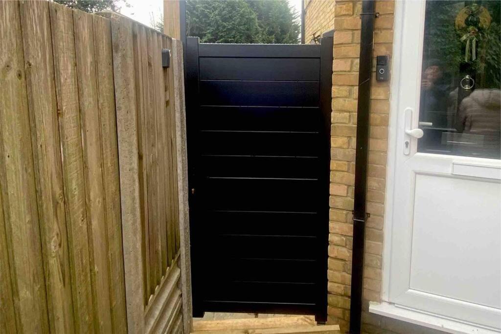 Charming Private Guest House Enfield Exterior photo