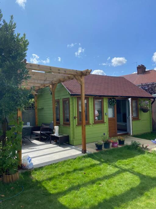 Charming Private Guest House Enfield Exterior photo